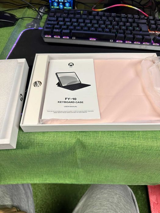 Розов Калъф с клавиатура за iPad 10-то поколение