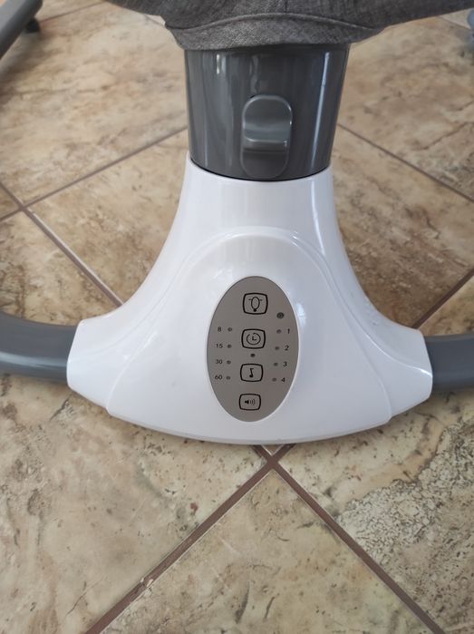 Balansoar electric pentru bebeluși