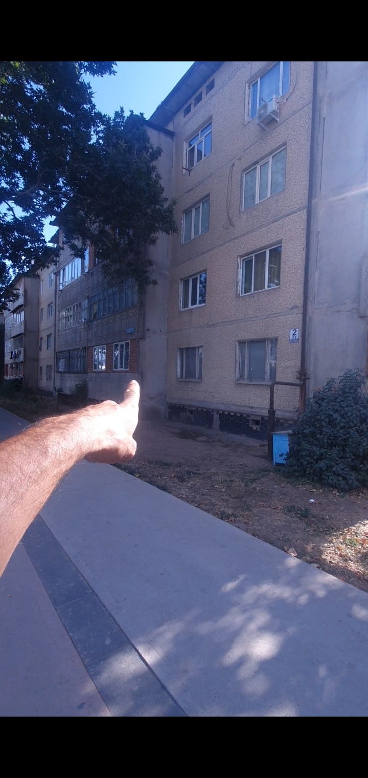 3/2 da 2 xonali 1 etaj srochno sotiladu