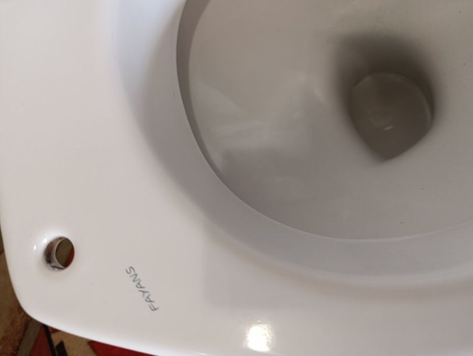 Продавам тоалетна моноблок