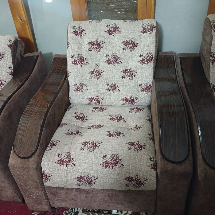 Divan  kreslo.      .