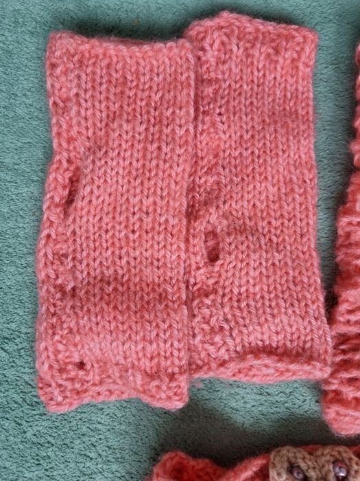 Уникален ръчно изработен комплект аксесоари шапка, шал и ръкавици