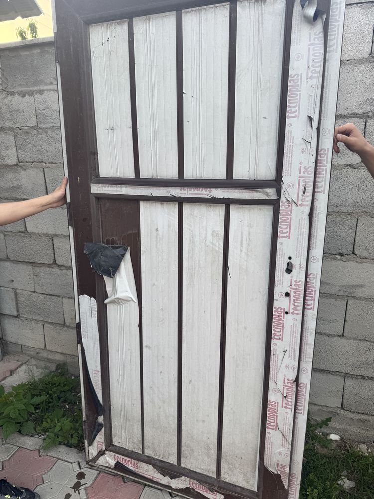 Продаеться пластиковая дверь абсолютно навая срочнопо цене ниже рынка