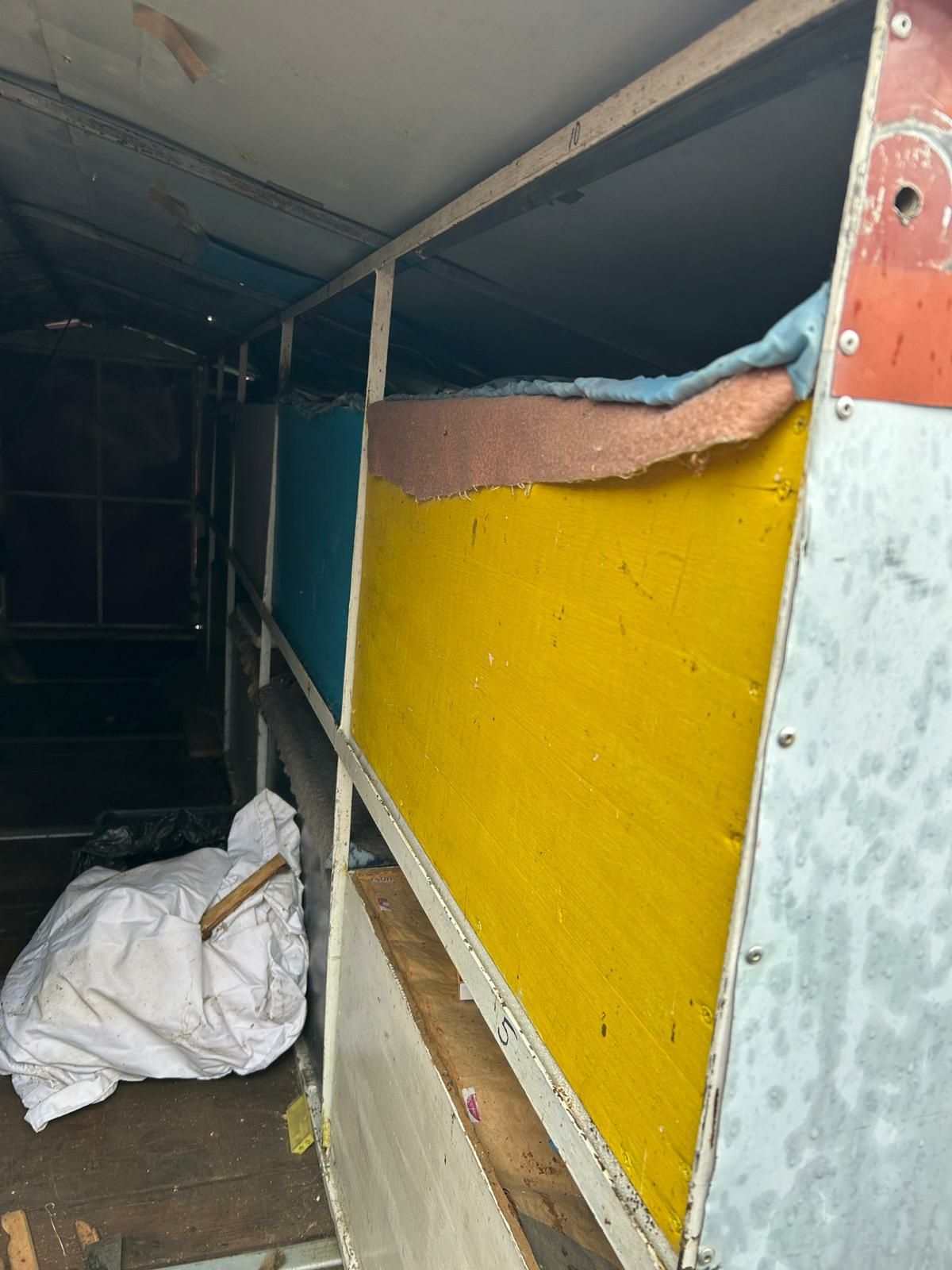Rastel apicol cu cutii si scule de lucru