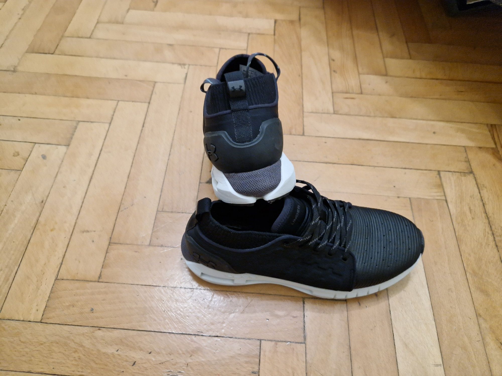 Чисто нови маратонки Under Armour Hovr