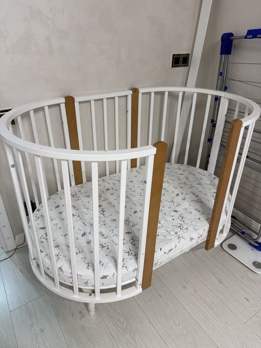 Продам детскую кровать 4 в 1 :кровать 2 вид, манеж, пеленальный столик