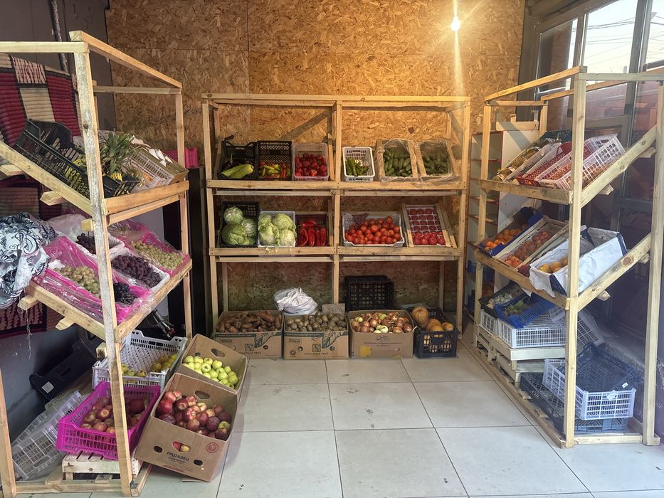 Продам овощной находиться у входа в магазин