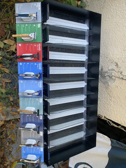 Stand retractabil cu 9 aparate de ras!