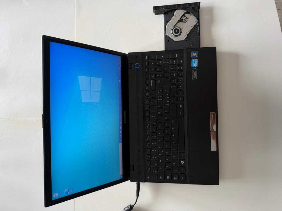 Samsung NP300V5A Intel i5 6GB RAM nVidia 520MX Windows 10 600GB HDD