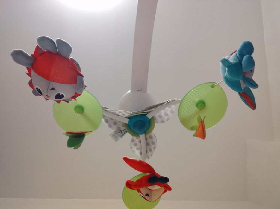 Музикална въртележка Tiny Love с 3 играчки и 18 мелодии