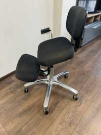 Ергономичен офис стол за колене и опора в кръста