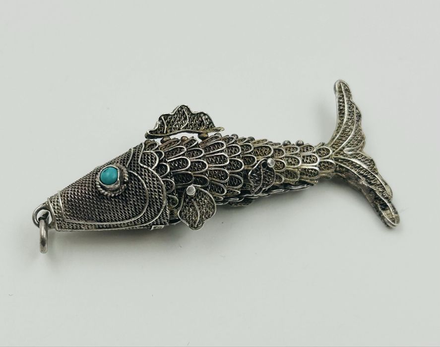 Филигранен сребърна висулка риба с полускъпоценни  тюркоаз на очите