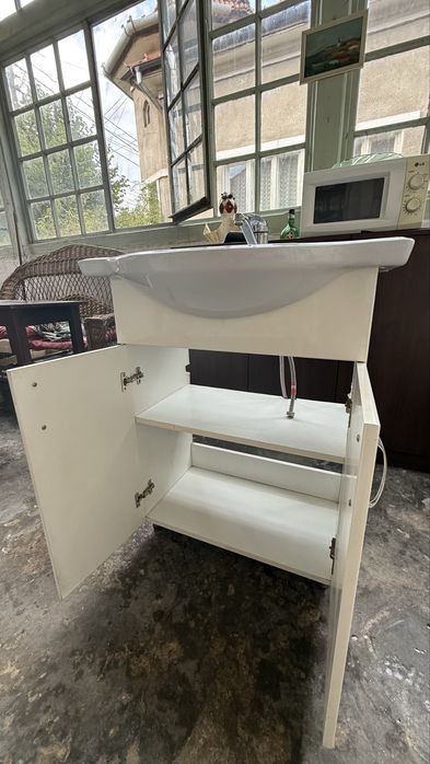 Vand chiivetă cu mobilier