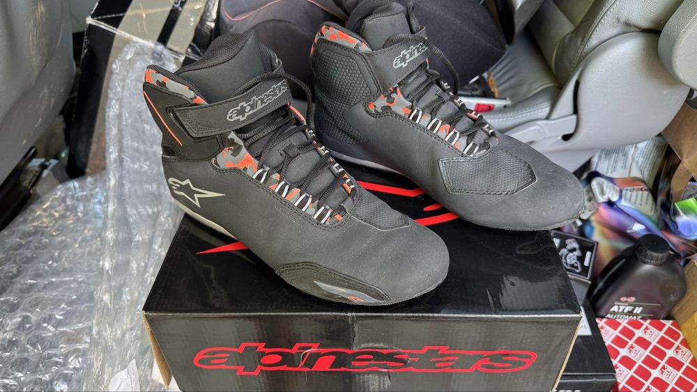 Мото ботуши, боти и ръкавици Alpinestars