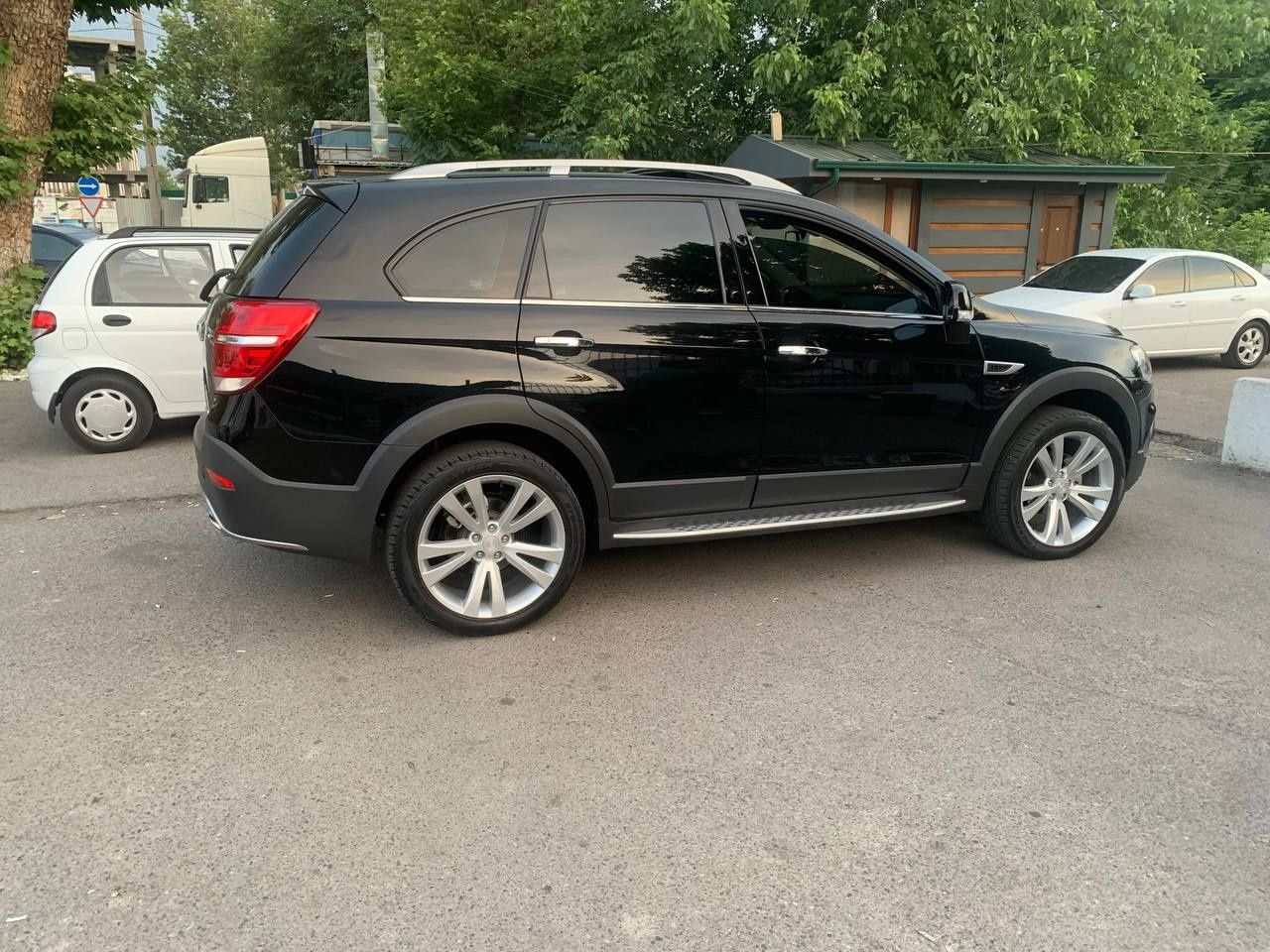 Kaptiva 4 2016 yil Qora Toza 3 litrli motor