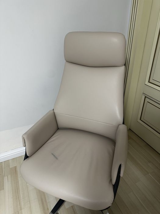 Офисное бежевое кресло из экокожи