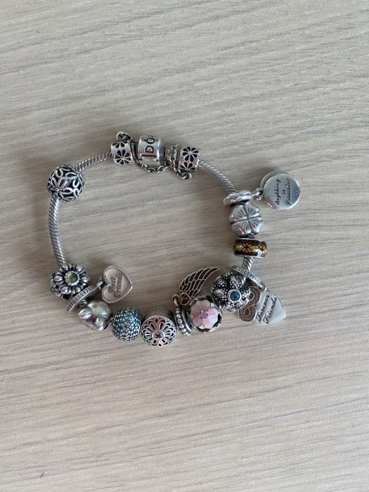 Vand bratara pandora cu talismane.