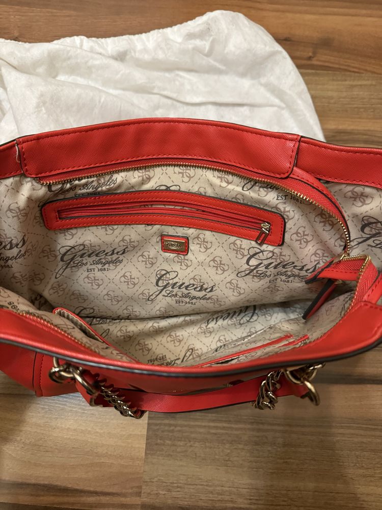 Червена чанта Guess