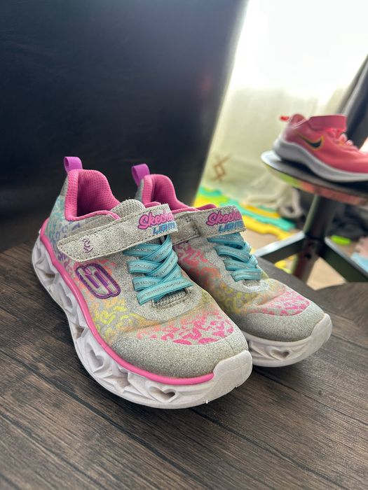 Vand adidasi și blugi