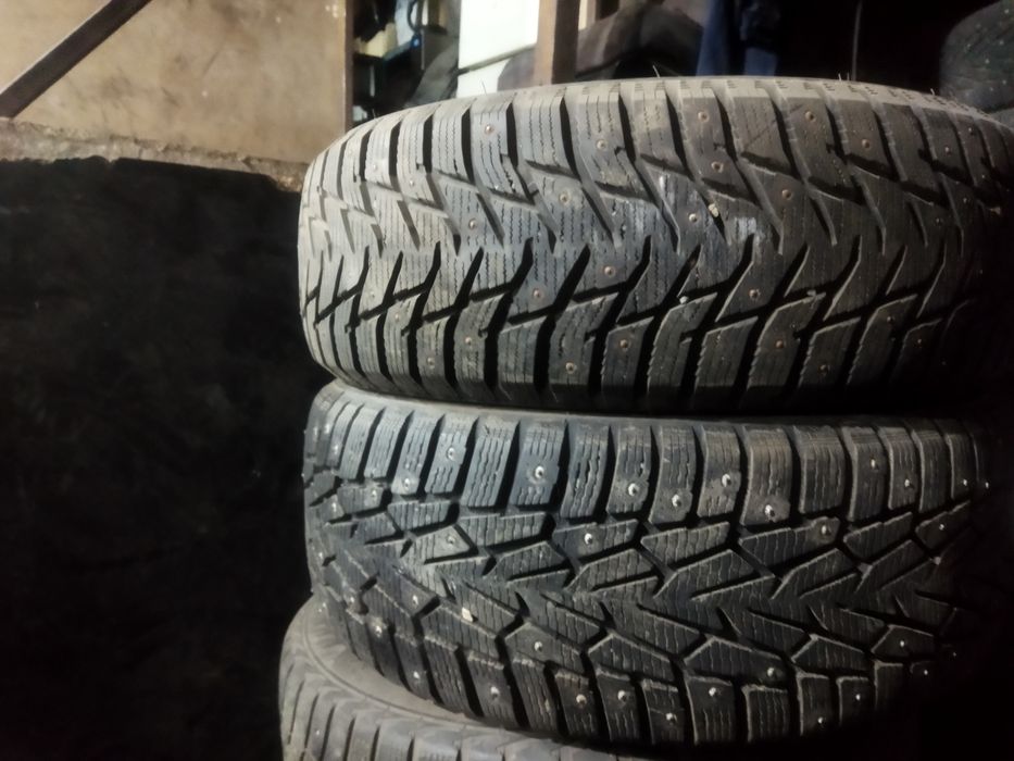 Одиночки Нокиан и Сайлун 215/60/16 зимние