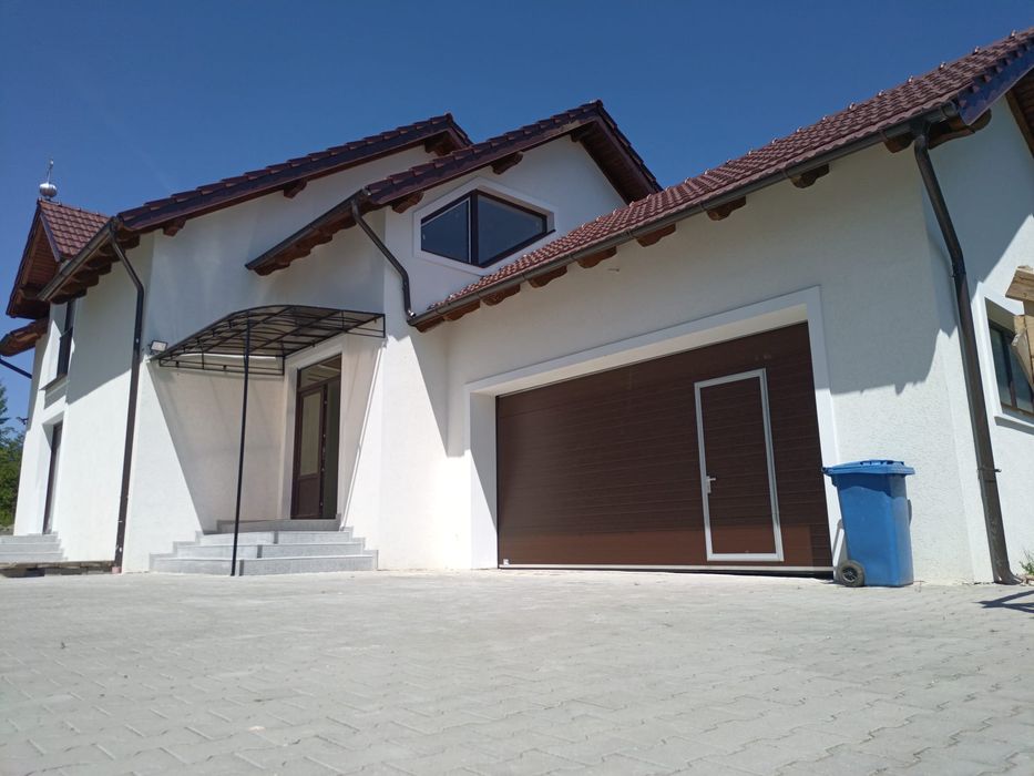 Usa Garaj "paznic mut de fier și șina, usa-si face treaba-n tihnă"