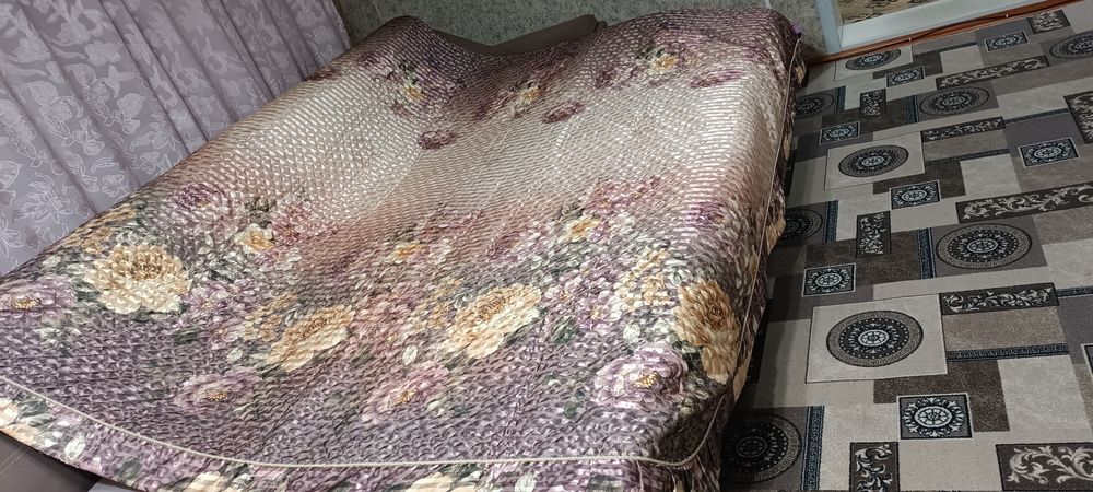 Продам комплект, постельное покрывало и две наволочки.