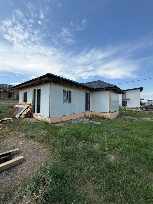 Vand casa pe structura metalica