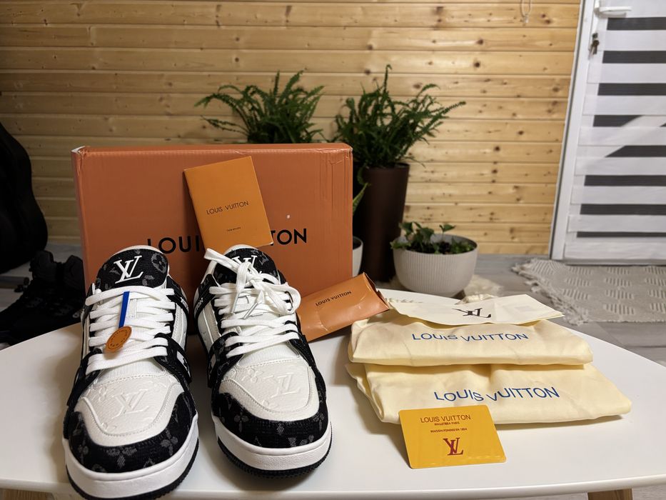 LV Trainers Black White 44