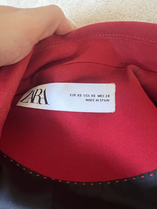 Червен костюм на Zara