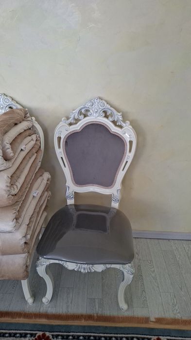 Стол со стульями