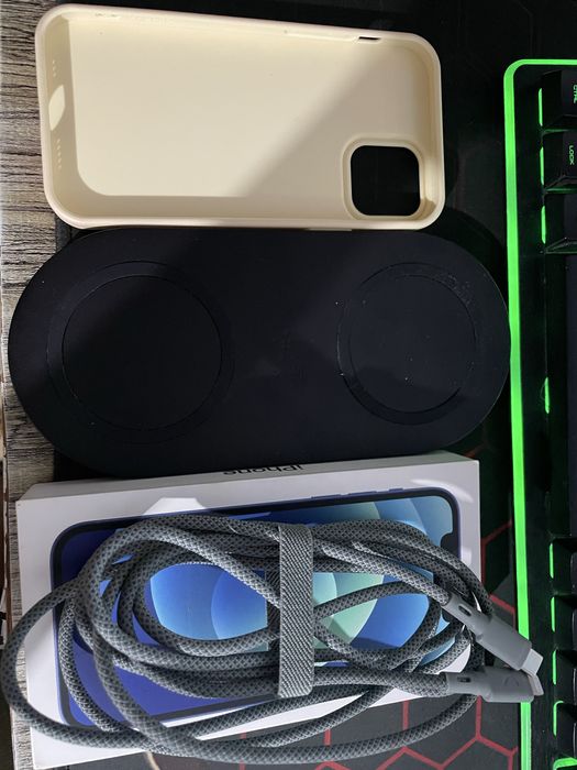 Пролается iPhone 12 64gb