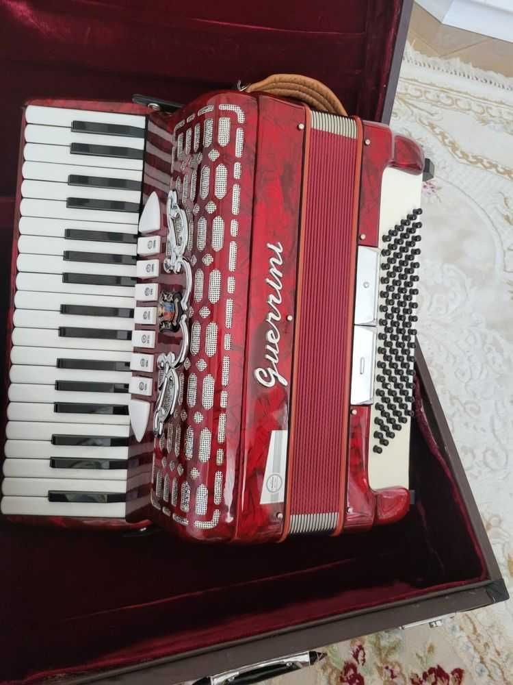 Vand acordeon guerrini 96 basi din prima serie modernă tot mahon!
