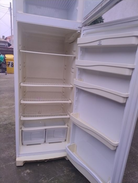 Vând frigider Indesit