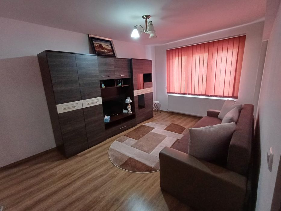 Închiriez apartament cu doua camere.