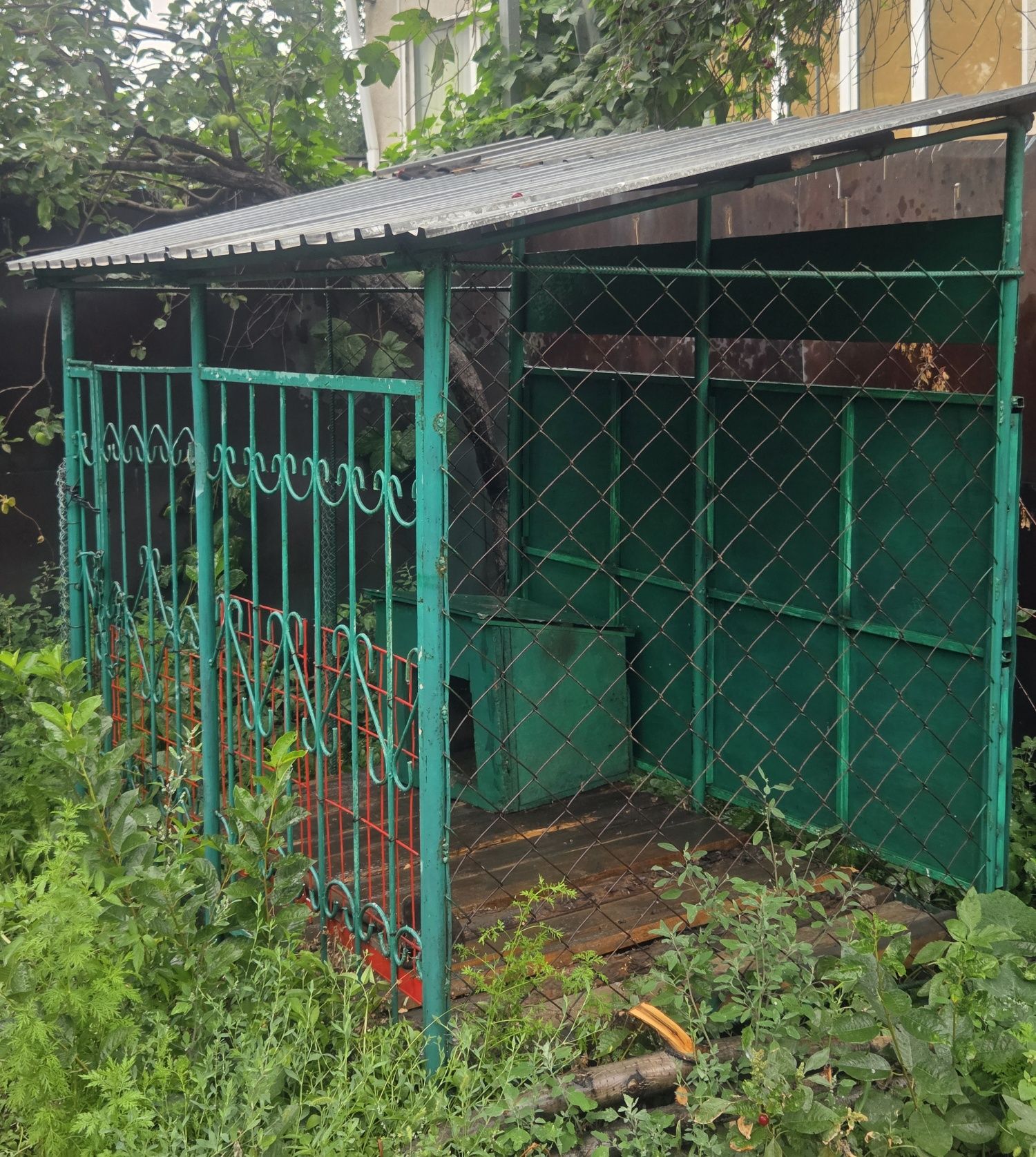 Вольер с будкой для собаки