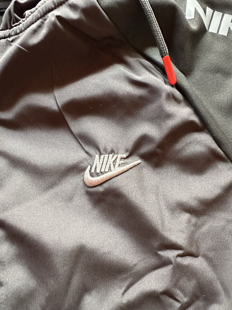 Мъжки,полиамиден,черен екип Nike Running с качулка и ципове на джобове