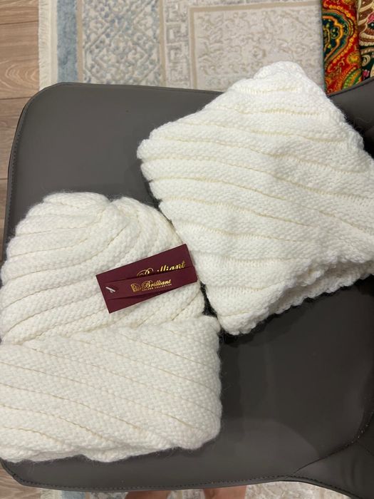 Новая не использованная Зимняя шапка в паре с шарфом