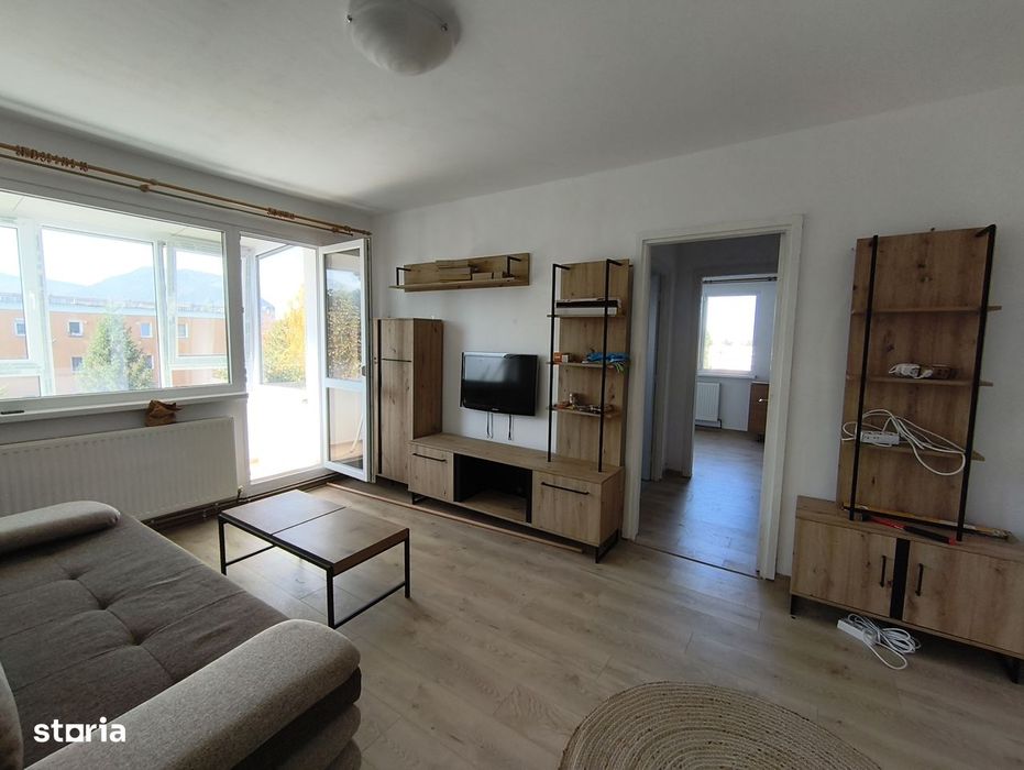 Apartament de închiriat cu balcon și vedere urbană