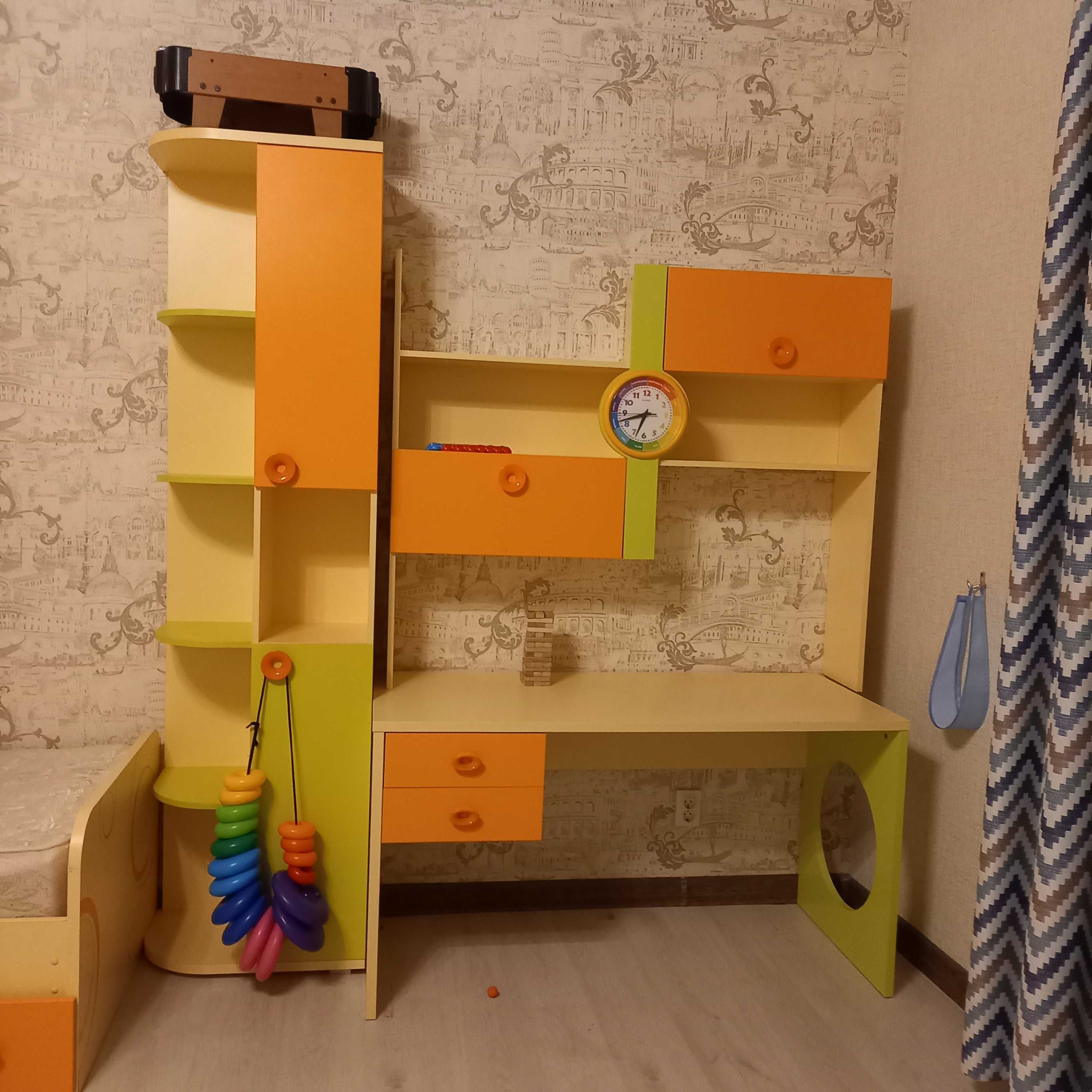 Детский гарнитур, шкафы, 2 кровати, комод и стол