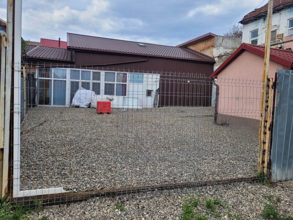 Vând casa zona centrala
