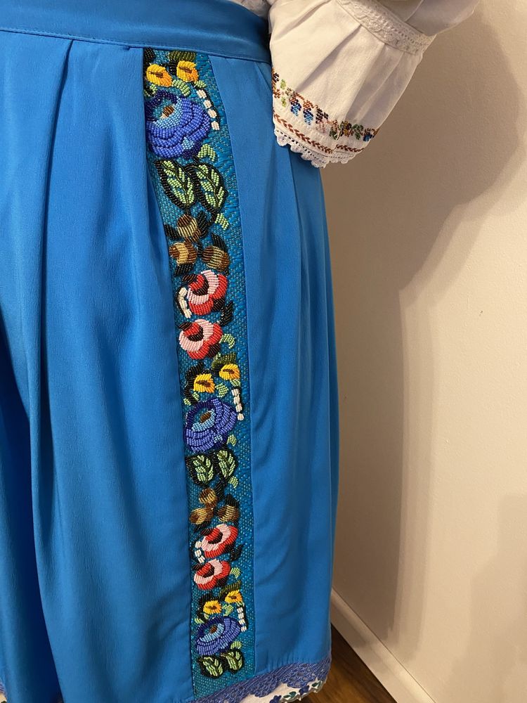Costum popular cu margele