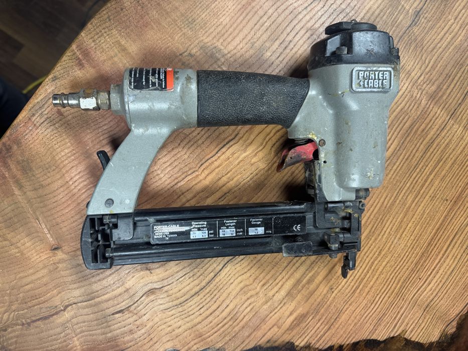 Pistol pneumatic Porter-Cable – capse & cuie subțiri (18GA)