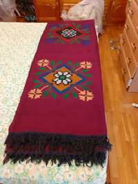 Ръчнотъкан тъмночервен килим с втъкани рози чиста вълна 2 × 3 метра