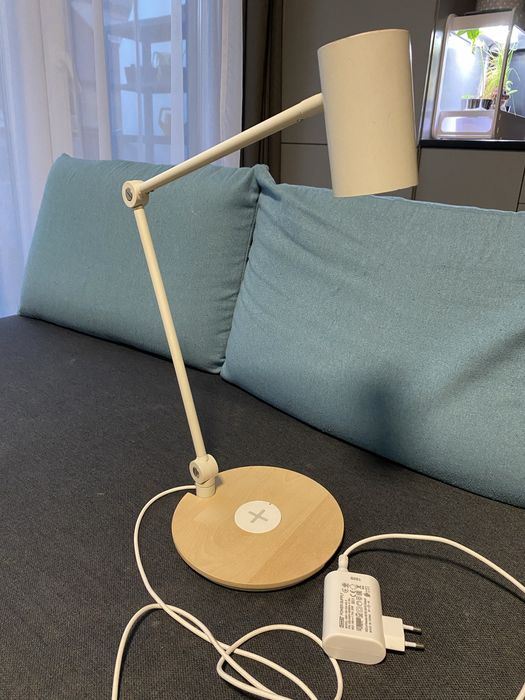 Lampa Ikea Riggad cu incarcator wireless