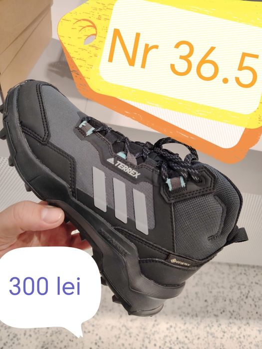 De vânzare pantofi sport diferite modele
