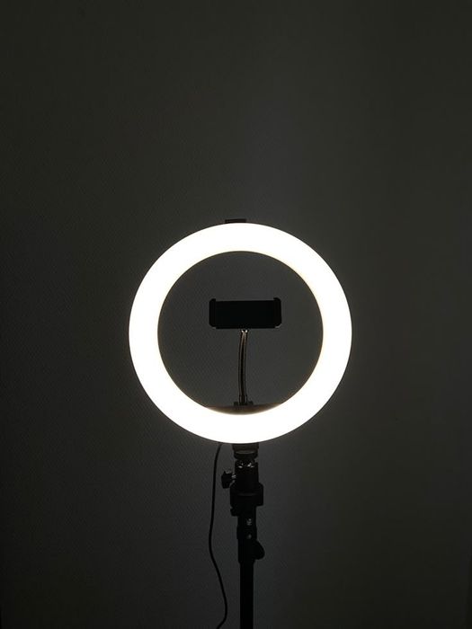 кольцевая лампа, есть цветовые режимы, новая, почти не пользовались