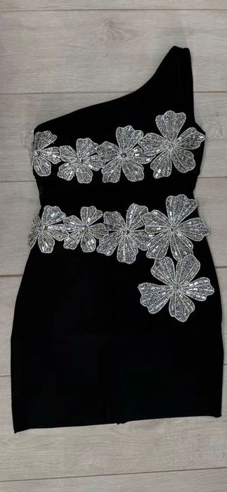 Рокля с цветя и камъни