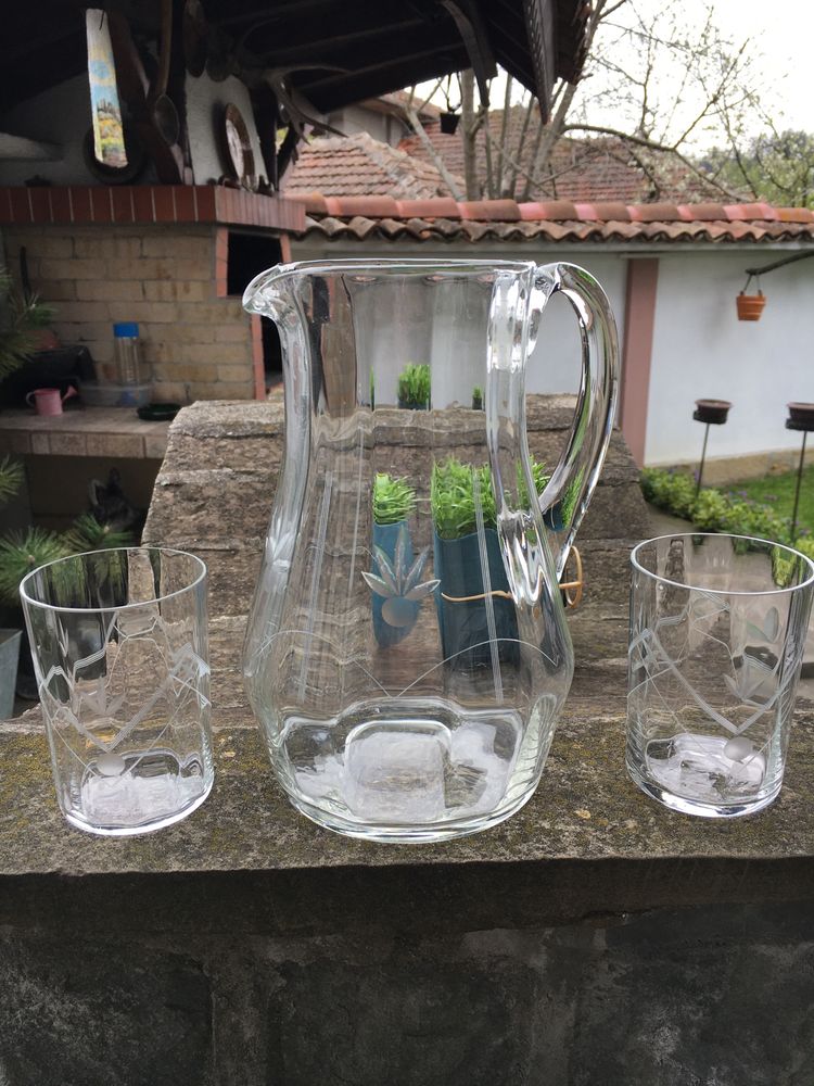 Ретро стъклени Бутилки, чашки, керамични чаши и чинии