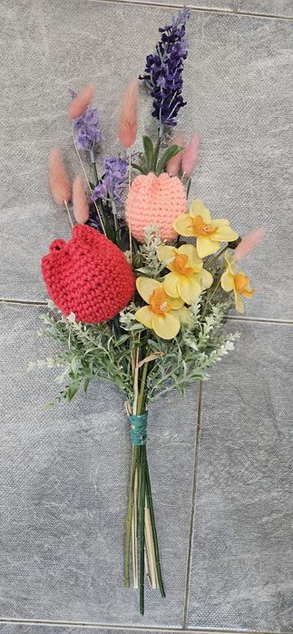 Букет от плетени цветя