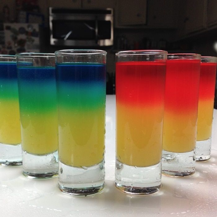 Barmani pentru evenimente. Bar mobil. Open bar. Tort de shoturi, etc.